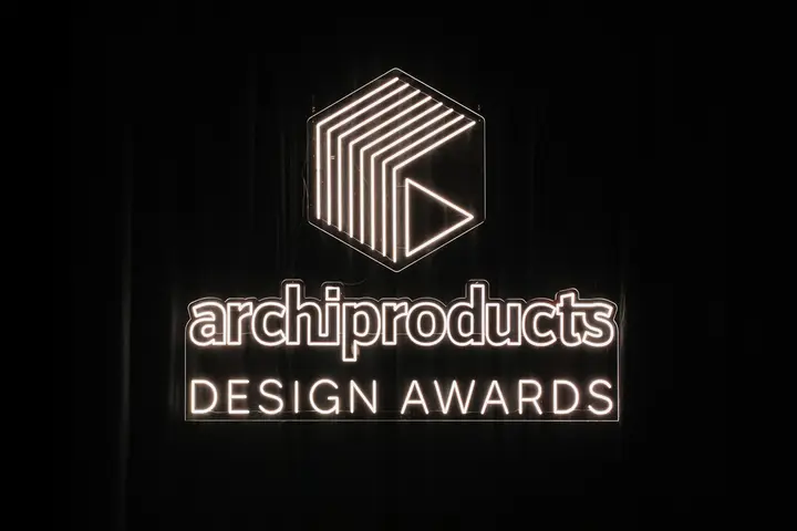 L’insegna luminosa degli Archiproducts Design Awards su fondo nero