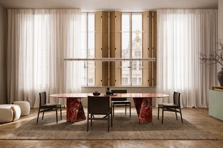 Il tavolo Traverso in una sala da pranzo con le tende di lino
